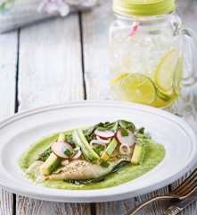 Pescado en hoja santa