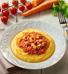 Polenta con ragù di tofu (vegan)