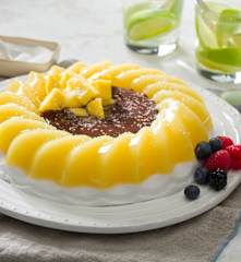Postre de mango y coco con salsa de chocolate