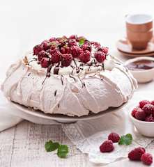 Pavlova czekoladowa z kremem mascarpone i malinami