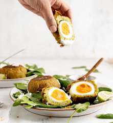 Jajka po szkocku w falafelach z sosem jogurtowym