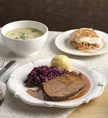 Topinambursuppe, Schmorbraten mit Erdäpfelknödel und Rotkraut; Apfel-Tiramisu