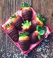 Fragole ricoperte al cioccolato fondente