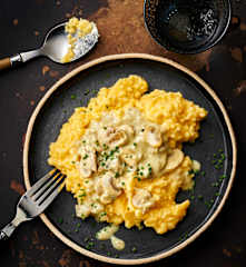 Polenta mit Champignon-Rahm-Sauce