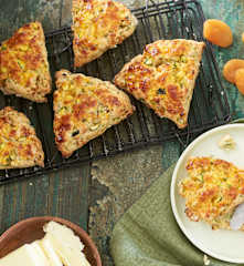 Scones de calabacín y orejones