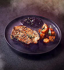 Coppa di maiale al forno con mele e composta di cipolle