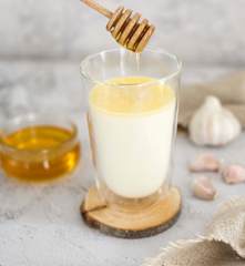Mleko z miodem i czosnkiem