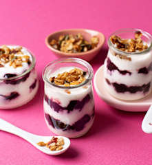 Postre de yogur con mora y granola de frutos secos