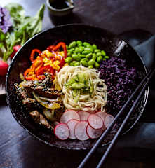 Bunte Ramen-Bowl