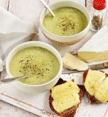Soupe poireaux, brie et pommes de terre