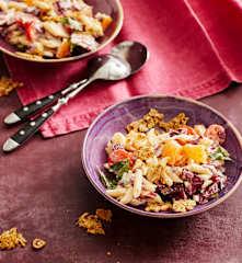 Nudelsalat mit Radicchio und Parmesan-Knusper