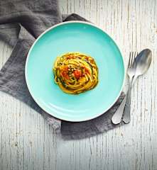 Spaghetti con agretti, pomodorini e capperi