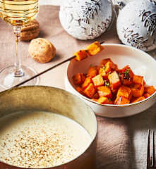 Cubetti di patate dolci con fonduta al formaggio erborinato e noci