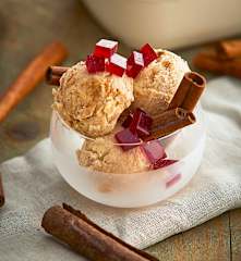 Gelato alla cannella con gelèe al vino rosso