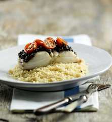 Bacalhau com tapenade, tomate e cuscuz