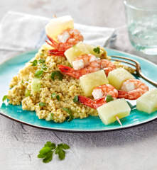 Spiedini di melone e scampi con bulgur