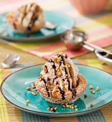 Cuencos de masa choux con helado