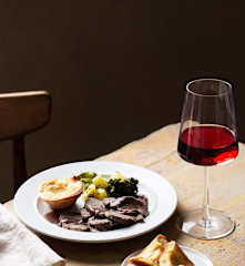 Mini Parmezaanse Puddinkjes, Gestoomd Rundvlees, Groenten en Jus