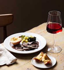 Mini-pastelitos de parmesano, carne de res al vapor, verduras y salsa