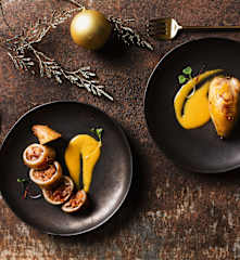 Chipirones rellenos con salsa al azafrán