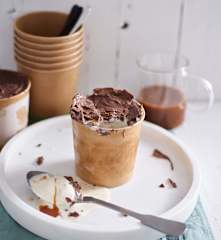Gelado no copo com molho de caramelo e crocante de chocolate