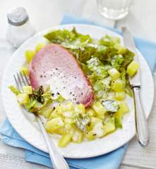 Kasseler auf Wirsing mit Kartoffeln und Frischkäsesauce