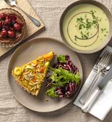 Romanesco-Suppe, Kürbis-Lauch Quiche mit Salat, Lebkuchenmousse mit Weichselkompott
