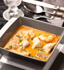 Pollo guisado con langostinos y almejas