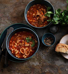 Guiso de judías blancas con calamares y chorizo en cocción lenta