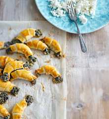 Minicroissants de requeijão recheados com queijo e espinafres