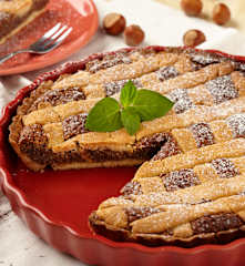 Mřížkovaný koláč s lískovými ořechy