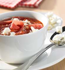 Tomatensuppe mit Salami und Feta