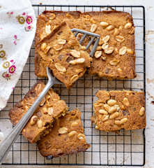 Blondie aux trois chocolats et cacahuètes