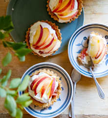 Tartelette sablée, pêche vapeur et chantilly aromatisée