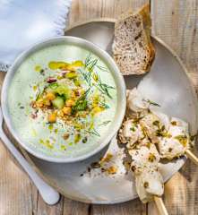 Soupe persane au yaourt, brochette vapeur de poulet mariné