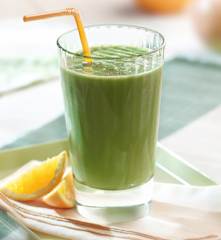 Zielone smoothie z jabłkiem, mango i pomarańczą