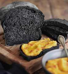 Pan de molde de tinta de calamar y hummus de zapallo
