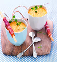 Gaspacho melon-gingembre, gressins et jambon de Parme