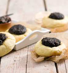 Bramborové koláčky s prejtem a červenou cibulí