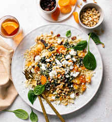 Ensalada de cuscús con orejones y piñones