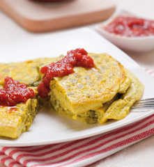 Frittata z groszkiem i pomidorowym chutneyem