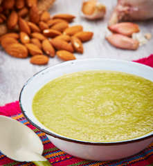 Mole ligero de poblano y almendras