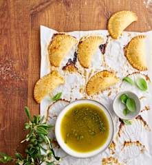 Empanada caprese com molho de manjericão