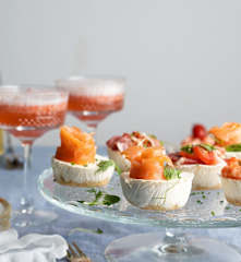 Cóctel de champán de fresa con mini tartaletas de queso saladas