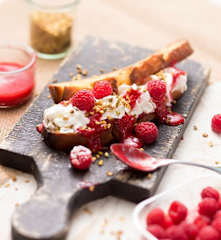 Club sandwich brioché, coulis de framboise, chantilly vanille