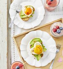Cuori di uova su pane tostato; frullato di frutta e yogurt alla frutta