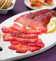 Salmón marinado con remolacha