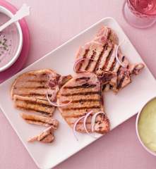 Chuletas de Sajonia con salsa de cebollas rojas y puré de patatas