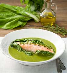 Salmón con crema de hojas de acelga