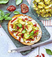 Grzanki z ubijaną fetą, cukinią i suszonymi pomidorami (TM5)